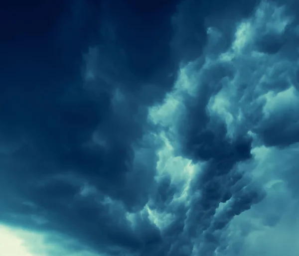 Himmel Regen, Wind und dramatischer Sturm — Stockfoto
