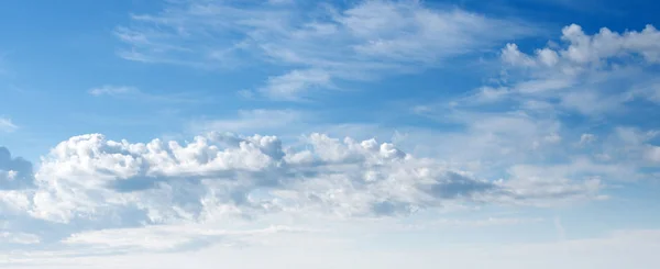 Céu nuvens ultramarinas — Fotografia de Stock