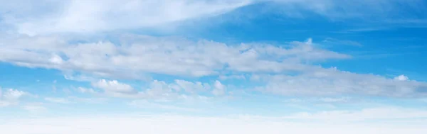 เมฆอัลตรามารีนบนท้องฟ้า — ภาพถ่ายสต็อก
