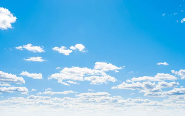 Atmosfera cielo nuvole chiare — Foto Stock