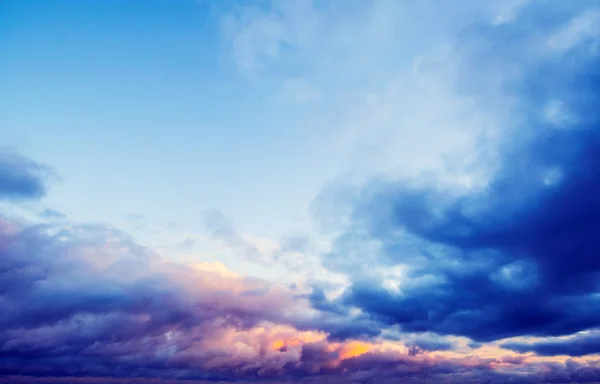 Céu e nuvens belo verão — Fotografia de Stock