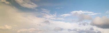 Gökyüzü ve bulutlar tropikal panorama
