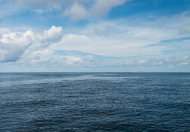 Açık deniz ve bulutlu gökyüzü