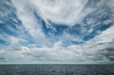Açık deniz ve bulutlu gökyüzü