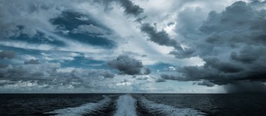 Motorlu tekne tropikal kasırga