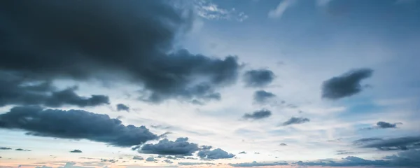 Céu e nuvens noite — Fotografia de Stock