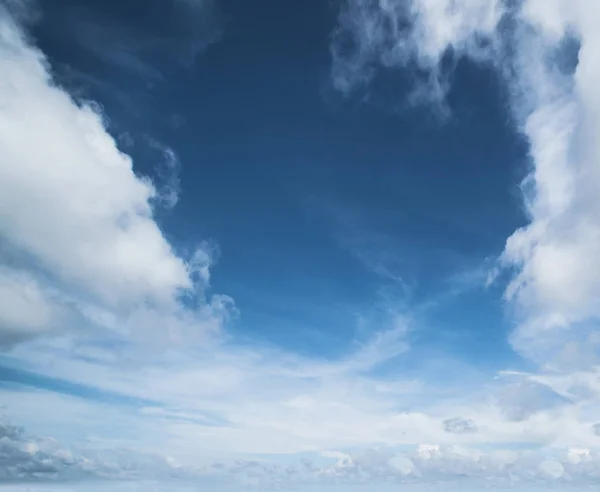 Cielo tropical de verano y nubes — Foto de Stock