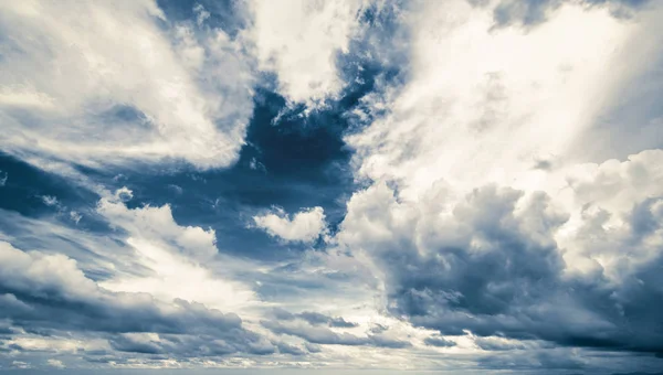 Tropische Gewitterwolken und Himmel — Stockfoto