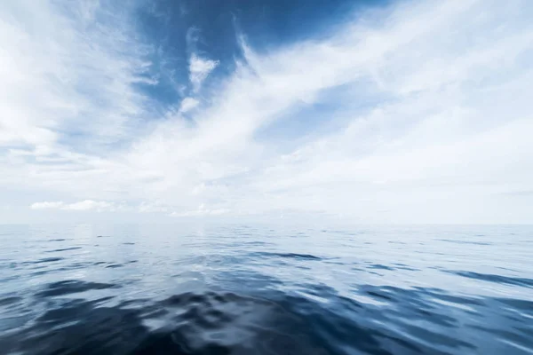 Oceano aperto e cielo nuvoloso — Foto Stock