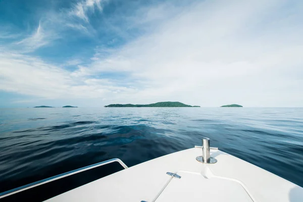 Ocean waves from boat travel — Stock Photo, Image