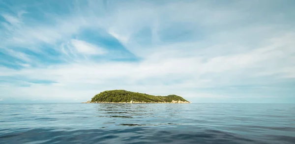 Tropical caribbean island in open ocean — Stock Photo, Image