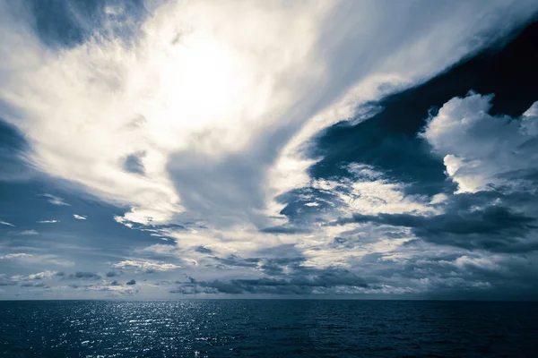 Offener Ozean und bewölkter Himmel — Stockfoto