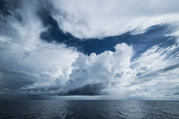 Nubes oscuras en mar abierto — Foto de Stock