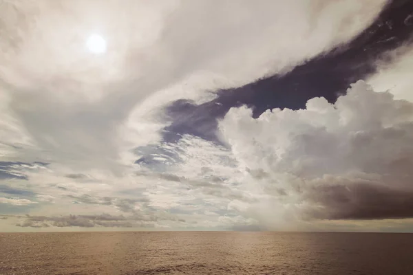 Dunkle Wolken im offenen Ozean — Stockfoto