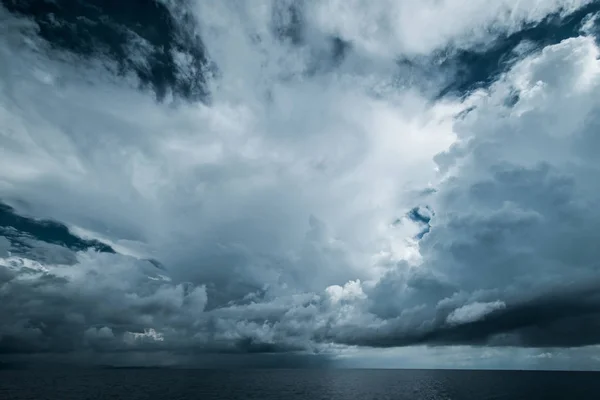 Темні хмари у відкритому океані — стокове фото