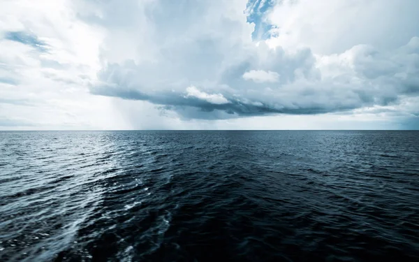 Dunkle Wolken im offenen Ozean — Stockfoto