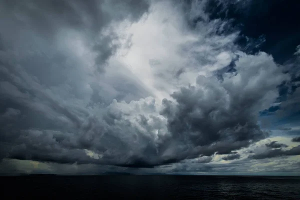 Dunkle Wolken im offenen Ozean — Stockfoto