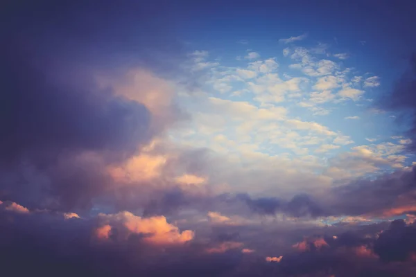 Nublado céu tempo panorama fundo — Fotografia de Stock