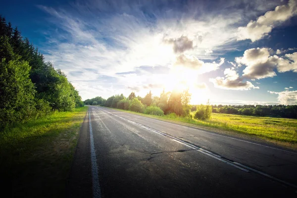 Napfelkelte gyönyörű road, erdő — Stock Fotó