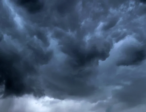 Himmel Regen, Wind und dramatischer Sturm — Stockfoto