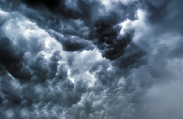 Céu chuva, vento e tempestade dramática — Fotografia de Stock
