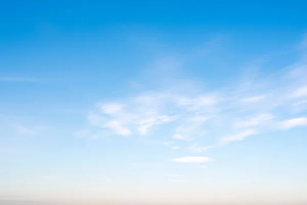 Cielo limpido e nuvole — Foto Stock