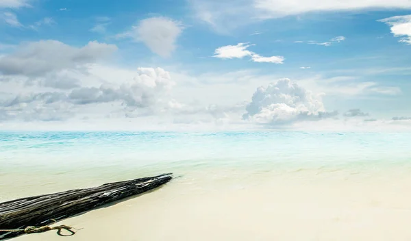 Céu limpo e praia da ilha — Fotografia de Stock