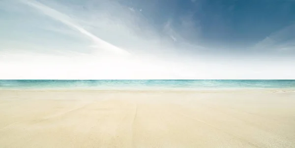 Тропічний пляж і океан — стокове фото