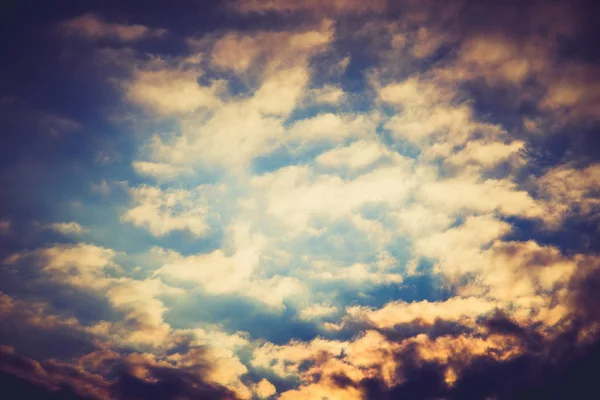 Lindas nuvens céu nascer do sol — Fotografia de Stock