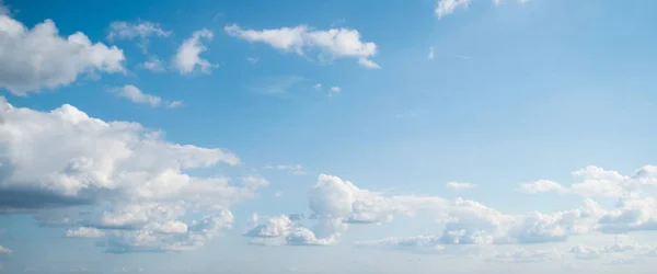 ท้องฟ้าและเมฆวันฤดูร้อน — ภาพถ่ายสต็อก