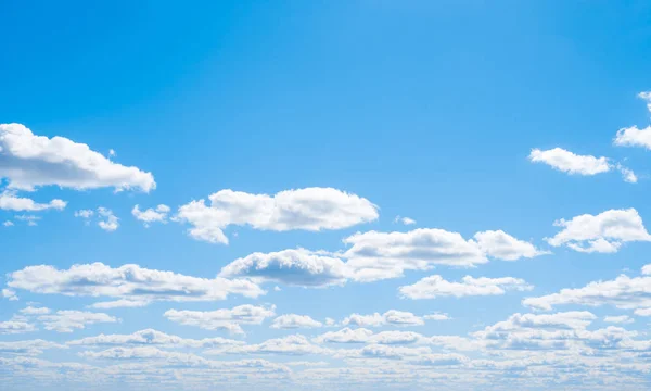 Σαφή σύννεφα ατμόσφαιρα του ουρανού — Φωτογραφία Αρχείου