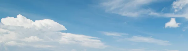 ท้องฟ้าและเมฆ พาโนรามาเขตร้อน — ภาพถ่ายสต็อก