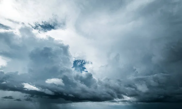 Tropische Gewitterwolken und Himmel — Stockfoto