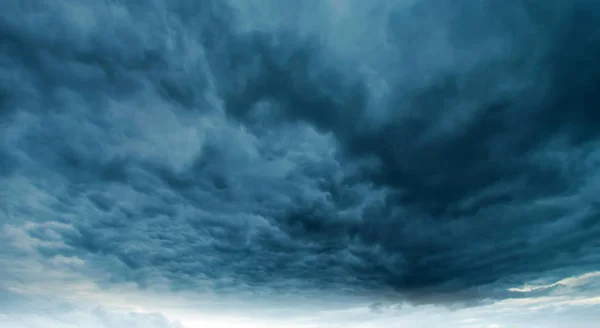 Dramático cielo lluvioso y nubes oscuras — Foto de Stock
