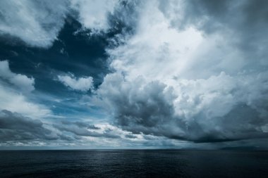 Açık okyanusta kara bulutlar