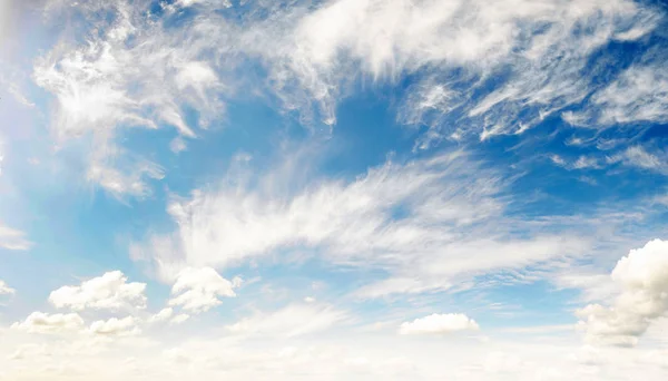 Nubes en el cielo panorama de verano fondo — Foto de Stock