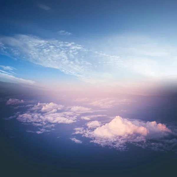 Облака в панораме небесной атмосферы — стоковое фото