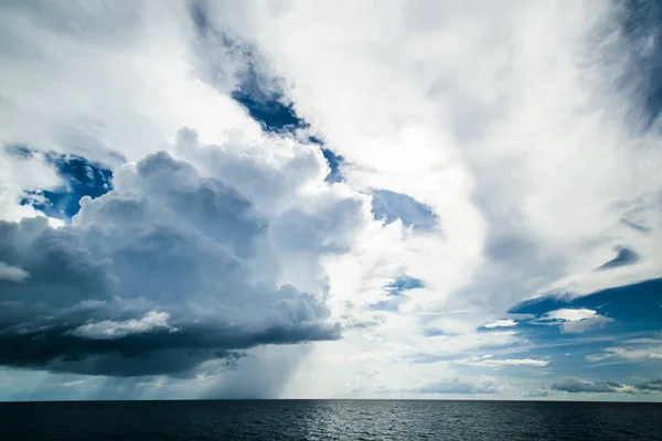 Dunkle Wolken im offenen Ozean — Stockfoto