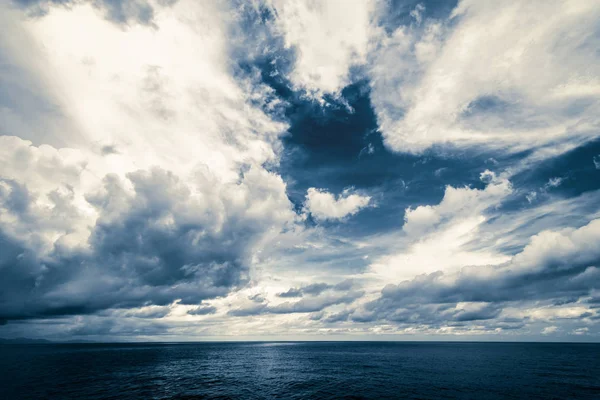 Sötét felhők a nyílt óceánon — Stock Fotó