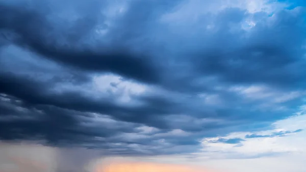 Himmel und Wolken — Stockfoto