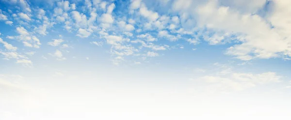 Прозоре блакитне небо і білі хмари — стокове фото