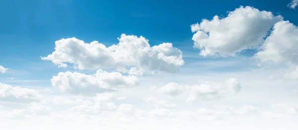 Heldere blauwe lucht en witte wolken — Stockfoto