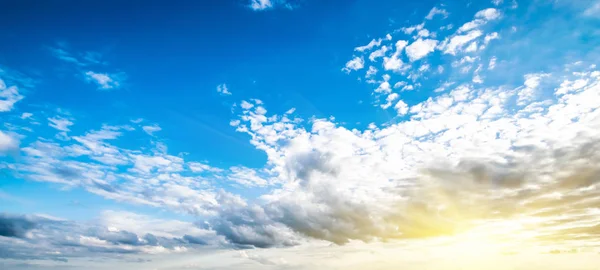 ท้องฟ้าและเมฆ ฤดูร้อนที่สวยงาม — ภาพถ่ายสต็อก