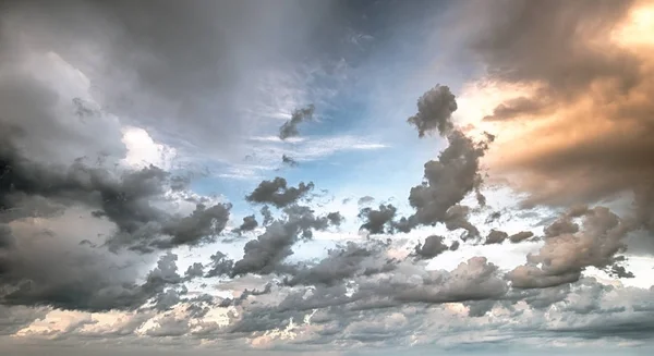 Ciel nuages art lever de soleil fond — Photo