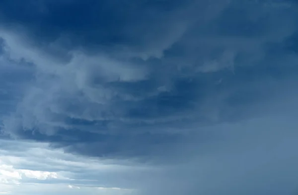 Ураганная погода в небе — стоковое фото