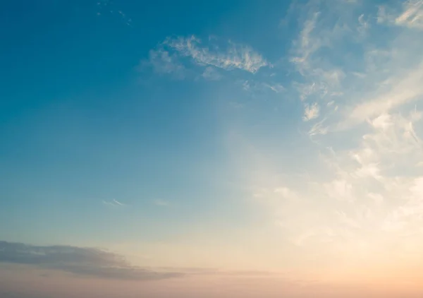 Cielo e nuvole alba estiva — Foto Stock