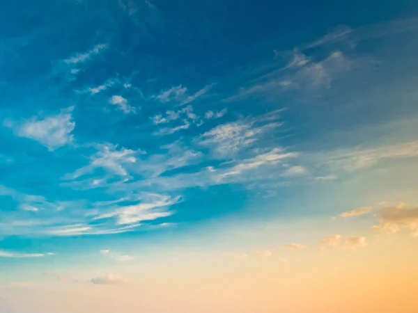 Ciel et nuages lever de soleil d'été — Photo