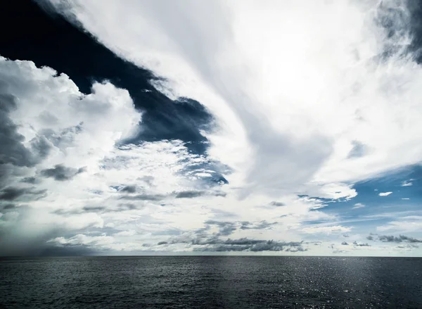 Dunkle Wolken im offenen Ozean — Stockfoto