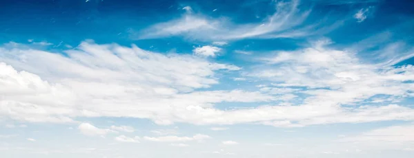 空と雲の熱帯パノラマ — ストック写真
