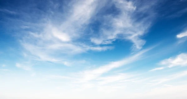 Cielo azul claro y nubes blancas —  Fotos de Stock